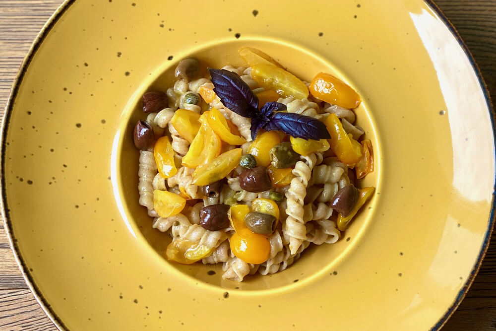 Busiate semi integrali con datterini gialli, capperi e olive taggiasche ricetta veloce Saporelite